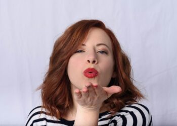 Say Goodbye to Faded Lips Mastering the Art of Keeping Red Lipstick on for Hours