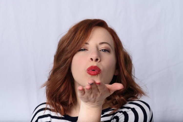 Say Goodbye to Faded Lips Mastering the Art of Keeping Red Lipstick on for Hours