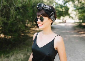 reviving-the-y2k-era-the-resurgence-of-wide-black-headbands-in-fashion