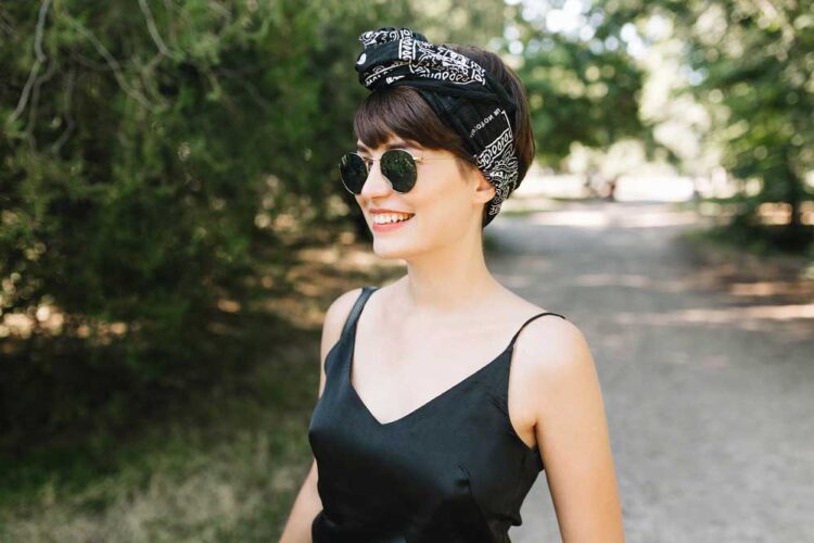 reviving-the-y2k-era-the-resurgence-of-wide-black-headbands-in-fashion