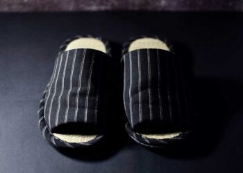 stay-warm-and-stylish-discover-the-top-3-trendy-slippers-for-a-cozy-winter-season