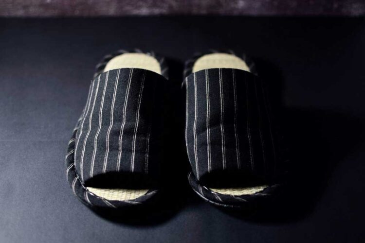stay-warm-and-stylish-discover-the-top-3-trendy-slippers-for-a-cozy-winter-season