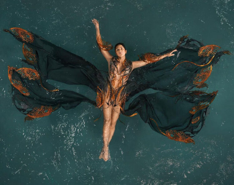 iris-van-herpen-mesmerizing-paris-with-the-enchanting-hypnosis-collection