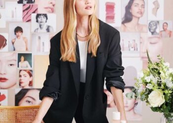 effortless-elegance-master-the-5-minute-makeup-routine-with-rosie-huntington-whiteley
