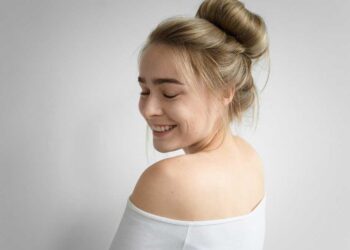 mastering-the-sleek-bun-unleashing-the-florence-pugh-style-secrets