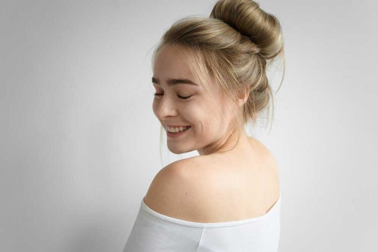 mastering-the-sleek-bun-unleashing-the-florence-pugh-style-secrets