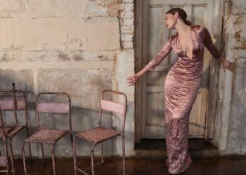 unveiling-the-timeless-elegance-a-glimpse-into-lily-james-iconic-burberry-dresses