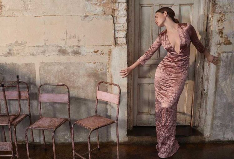 unveiling-the-timeless-elegance-a-glimpse-into-lily-james-iconic-burberry-dresses