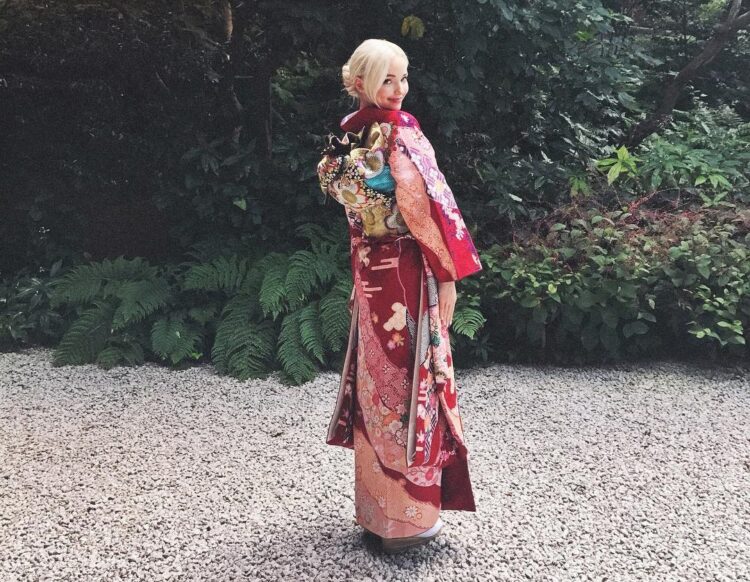 dove-cameron-reigning-supreme-in-daring-power-suits-a-fashion-icon-in-the-making