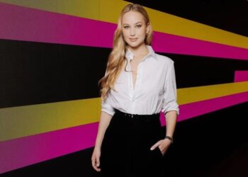 jennifer-lawrence-the-face-of-elegance-in-diors-newest-campaign