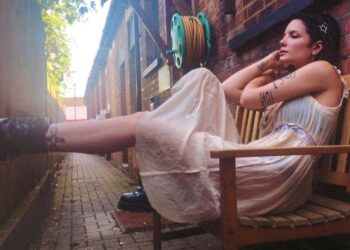 breaking-barriers-modcloths-empowering-new-campaign-featuring-halsey-and-akwafina