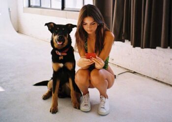 unleashing-style-exploring-emily-ratajkowskis-fashion-forward-approach-to-dog-walking