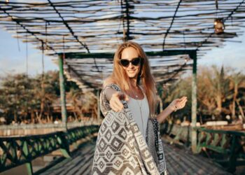 5-celebrities-who-nailed-the-snakeskin-print-trend