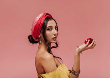 stunning-headpieces-stealing-the-spotlight-at-fashion-week-ss-2020