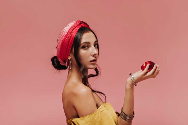 stunning-headpieces-stealing-the-spotlight-at-fashion-week-ss-2020