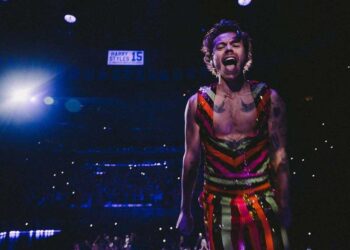 unlocking-harry-styles-take-on-fashion-and-fragrances-a-style-icons-journey