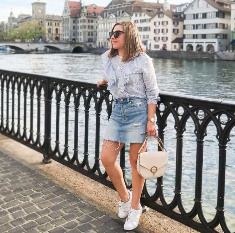 elevate-your-style-the-timeless-appeal-of-mini-denim-skirts